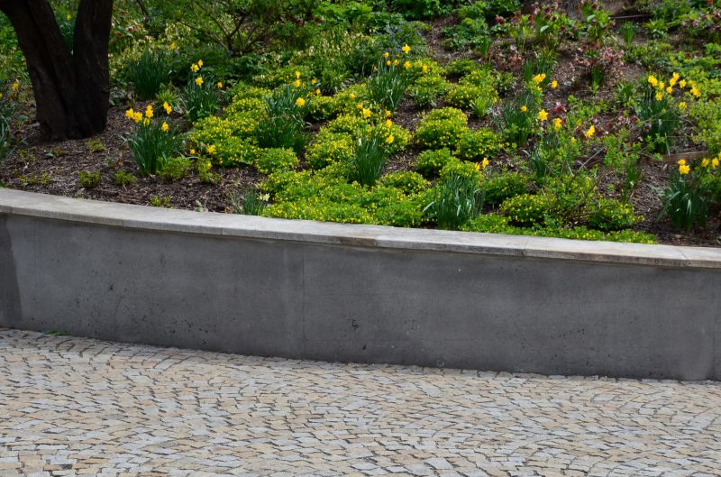 Who Does Concrete Retaining Wall Installations